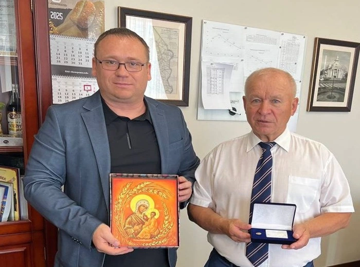 Дмитрий Семенов наградил ветеранов хлебопечения Кузбасса