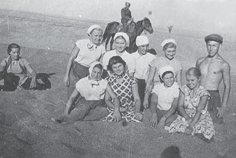История одной фотографии. Борьбу за целинный хлеб вместе со всей страной ведут комсомольцы из Котовска