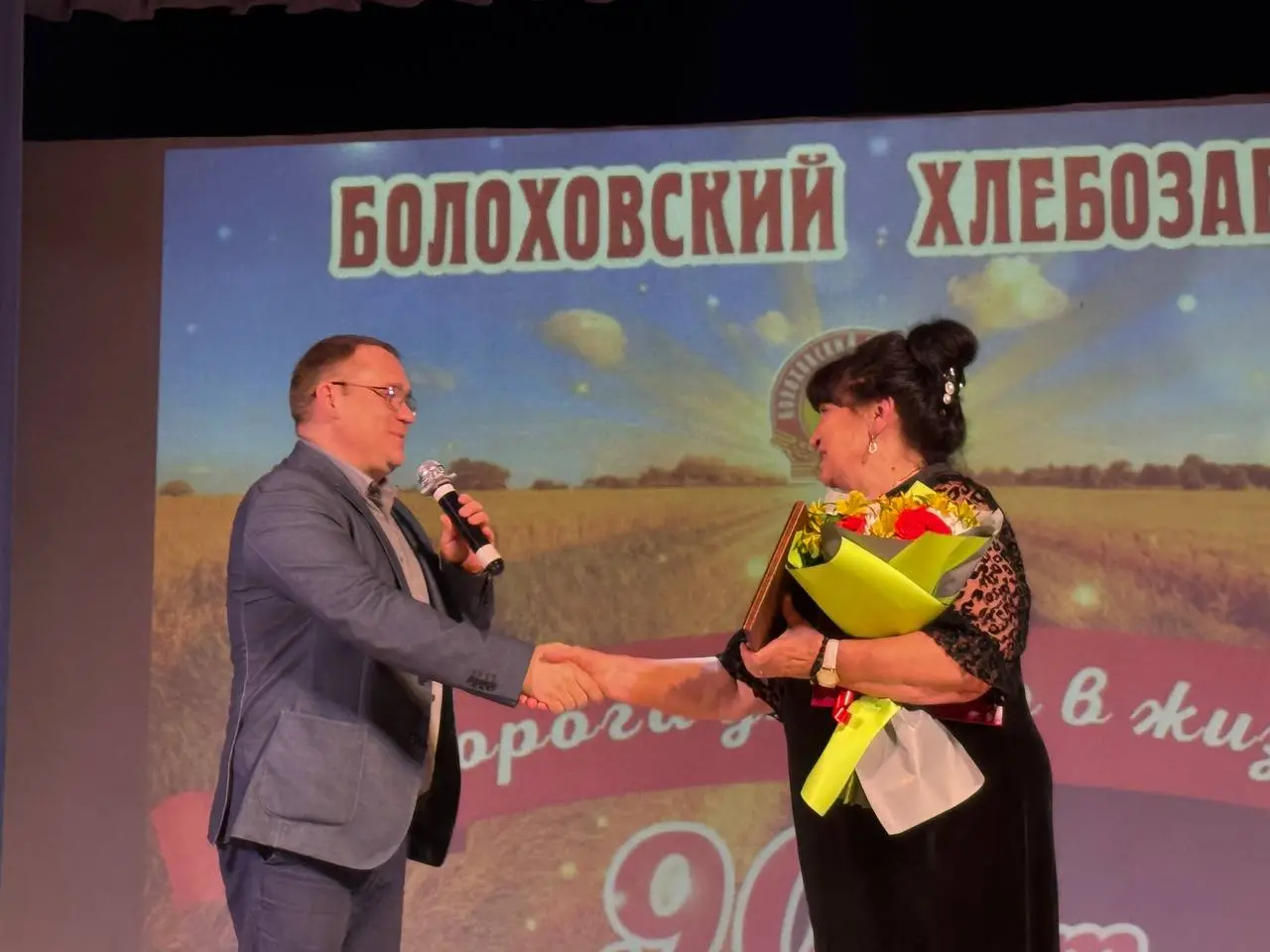 Дмитрий Семенов посетил Болоховский хлебозавод и поздравил коллектив с 90-летним юбилеем предприятия