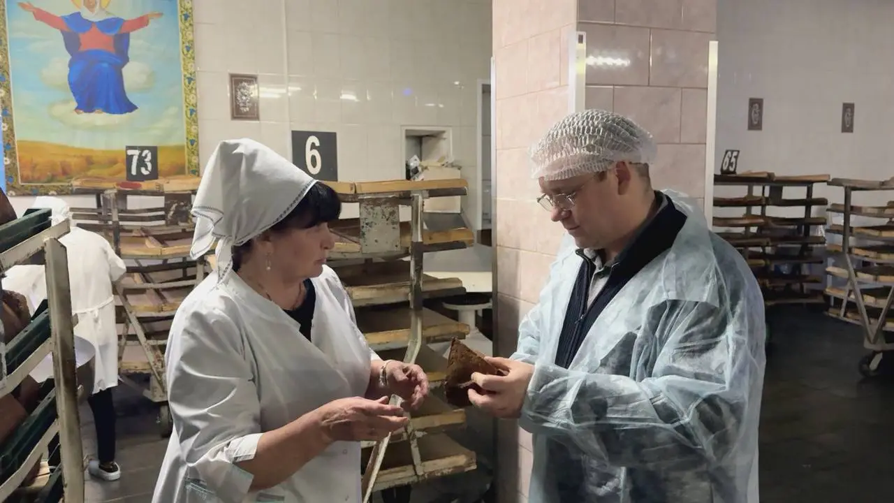 Дмитрий Семенов посетил Болоховский хлебозавод и поздравил коллектив с 90-летним юбилеем предприятия