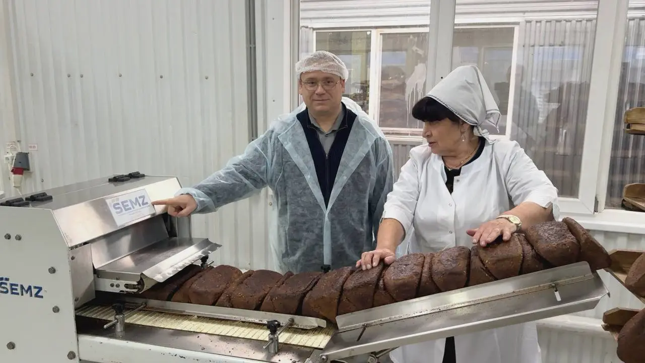 Дмитрий Семенов посетил Болоховский хлебозавод и поздравил коллектив с 90-летним юбилеем предприятия