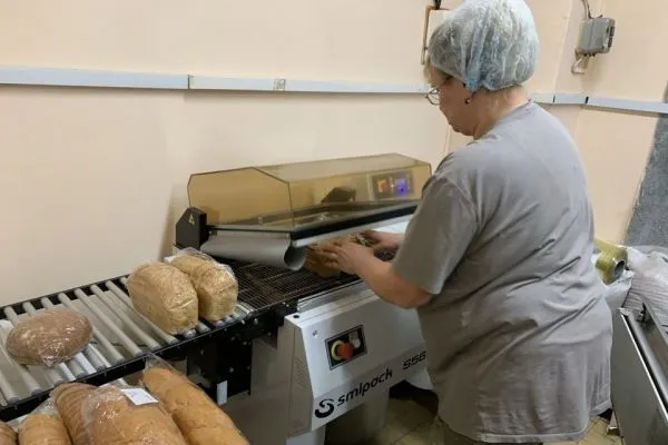 На Североуральском бокситовом руднике начали упаковывать хлеб