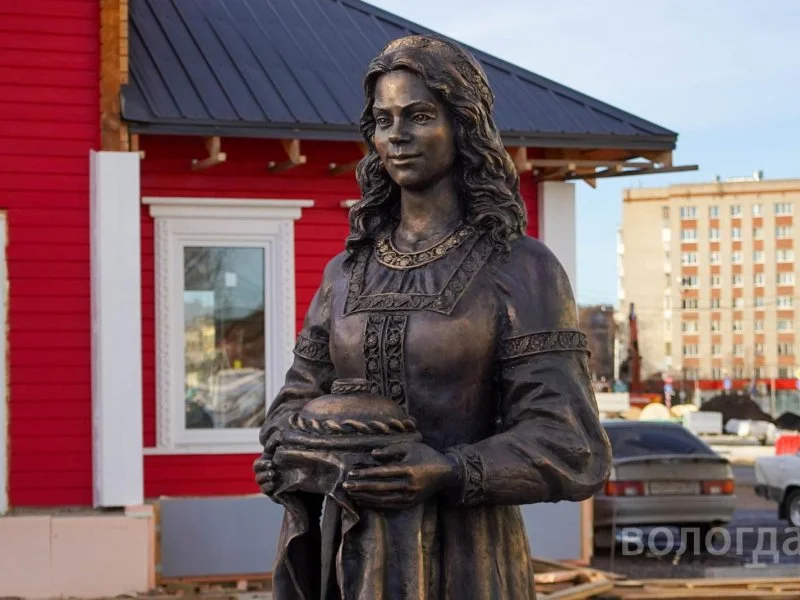 Арт-объект «С хлебом-солью» установили у вокзала в Вологде