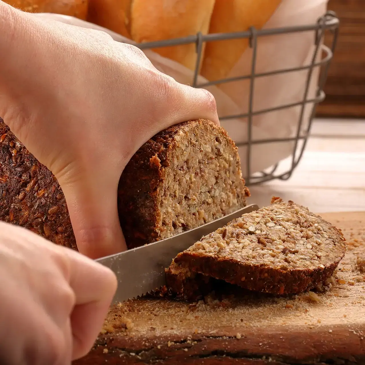 Необычный способ нарезки хлеба для его долгого хранения предлагают югорчанам