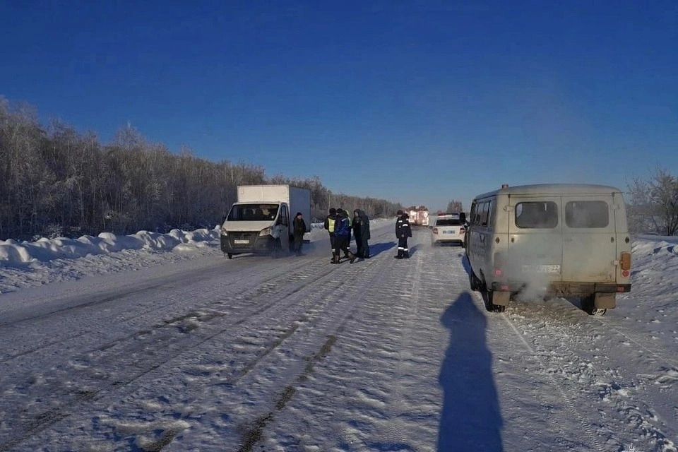 Алтайские пожарные спасли водителя хлебовоза в сорокаградусный мороз
