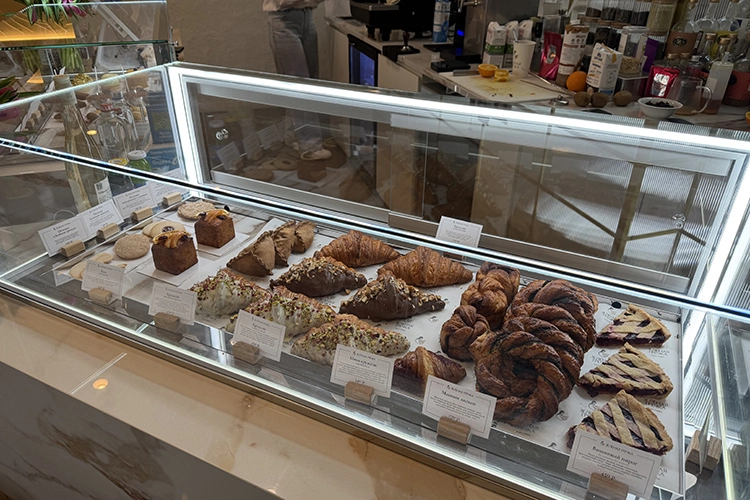 «Зеленая гречка» на Подлужной: хлеб с модной шелухой подорожника и новое прочтение треугольника