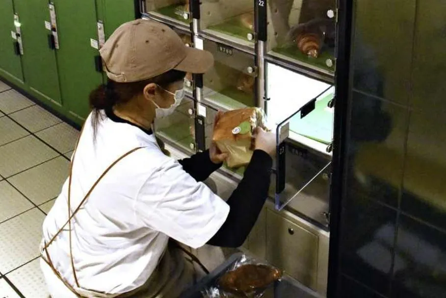 В японском метро установили камеры для нераспроданной выпечки