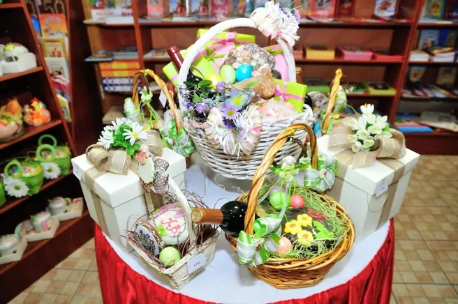 Съедобные яйца Фаберже, корзинки с алкоголем и кулич за 40 тысяч. Какие «люксовые» пасхальные угощения можно купить в Москве