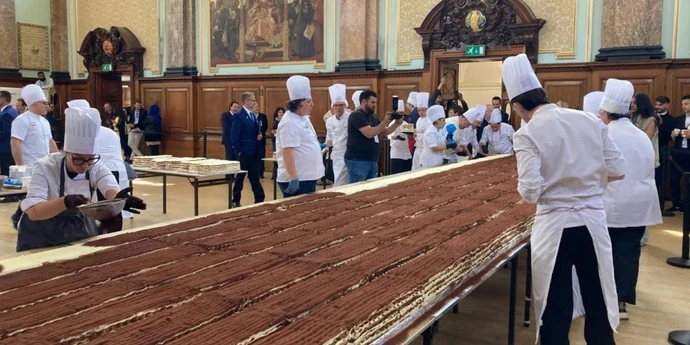 В Лондоне приготовили тирамису длиной 440 метров. Его делали 100 поваров