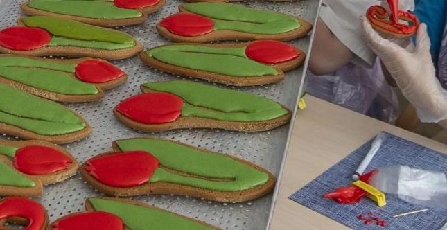 В Новосибирске расписали пряники к 81-й годовщине Великой Победы